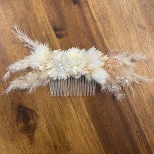Dried floral hair comb